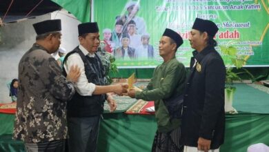 Forum Satunusa menyerahkan santunan anak yatim dari Seno Aji kepada panitia