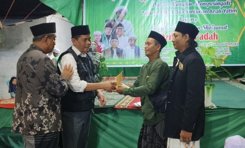 Forum Satunusa menyerahkan santunan anak yatim dari Seno Aji kepada panitia